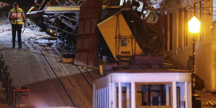 Tragedia en Lisboa: descarriló un funicular y hay al menos 17 muertos