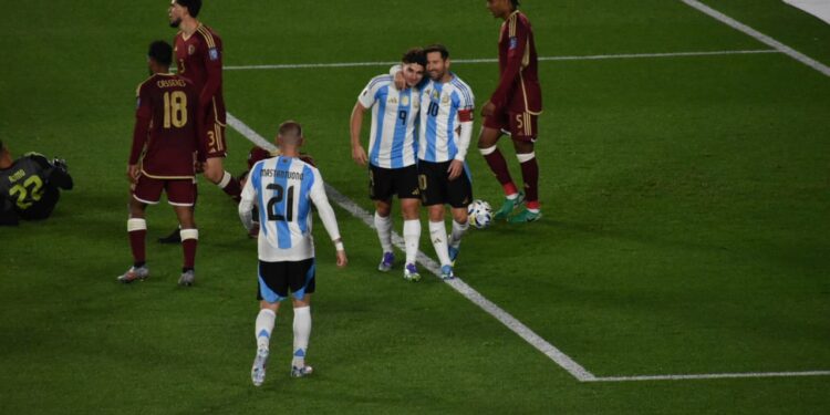 Lionel Messi se despidió de las eliminatorias en el país con otro triunfo y mucha emoción
