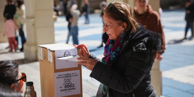 Datos oficiales: hasta las 14, votó el 35% del padrón