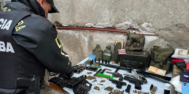 Desarticularon una banda delictiva que tenía un arsenal y más de 300 cubiertas robadas