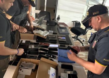 Inició la devolución de los celulares incautados en la Galería Espacial