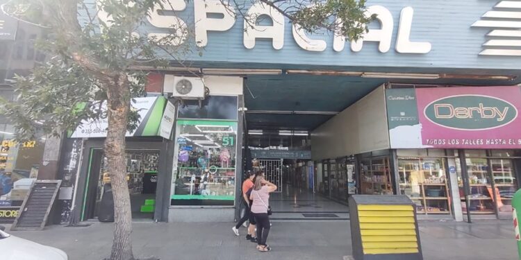 Clausuran la Galería Espacial por venta ilegal de celulares