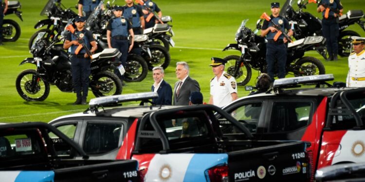 Llaryora hizo entrega de 400 camionetas para reforzar la flota policial