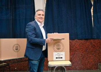 Martín Llaryora votó en el centro de la ciudad y habló sobre la crisis económica