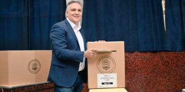 Martín Llaryora votó en el centro de la ciudad y habló sobre la crisis económica