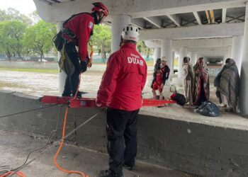Rescataron a cinco personas que quedaron atrapadas bajo el Puente Olmos por la crecida