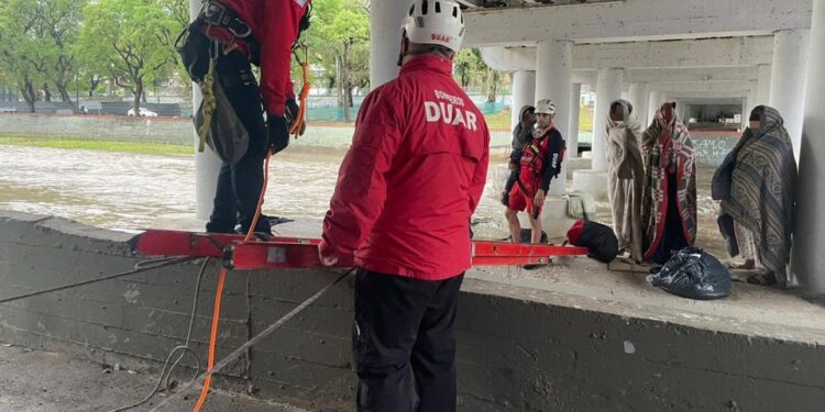Rescataron a cinco personas que quedaron atrapadas bajo el Puente Olmos por la crecida