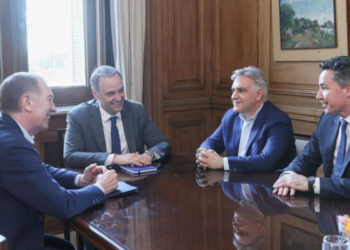 Llaryora calificó como "positiva, cordial y productiva" la reunión con Adorni y Santilli