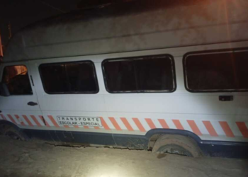 Hundimiento en la calzada: un efectivo herido y dos transportes escolares dañados