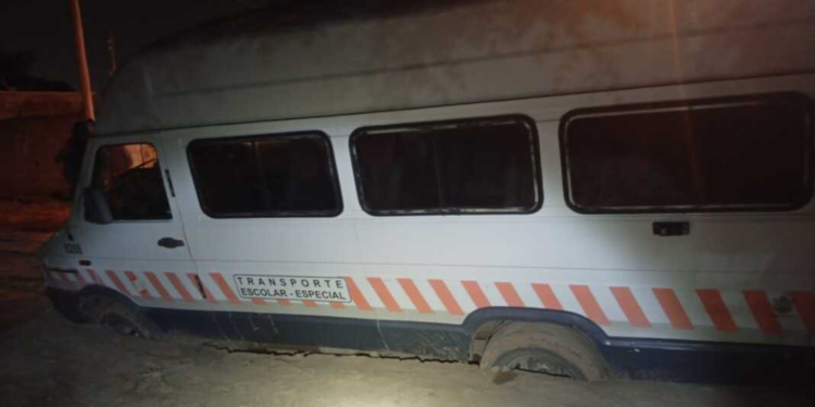 Hundimiento en la calzada: un efectivo herido y dos transportes escolares dañados