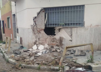 Un joven perdió el control de su vehículo y colisionó contra una casa