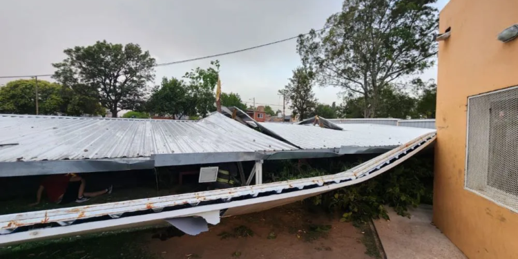 Cedió parte de un techo en el polideportivo de barrio Los Álamos