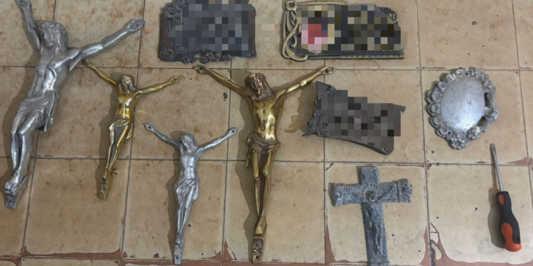 Dos detenidos por robar placas y crucifijos de un cementerio en Córdoba
