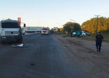 Murió un hombre por el choque de una camioneta y un camión en la Ruta 158