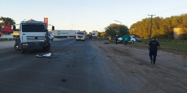 Murió un hombre por el choque de una camioneta y un camión en la Ruta 158