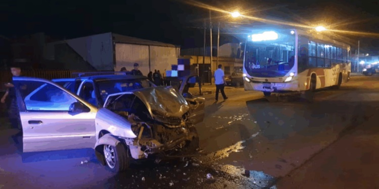 Conducía alcoholizado y chocó con un colectivo en la ciudad de Córdoba