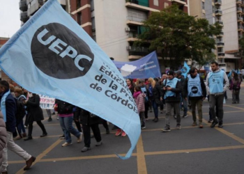 Estatales marchan en Córdoba contra posible suba del aporte jubilatorio