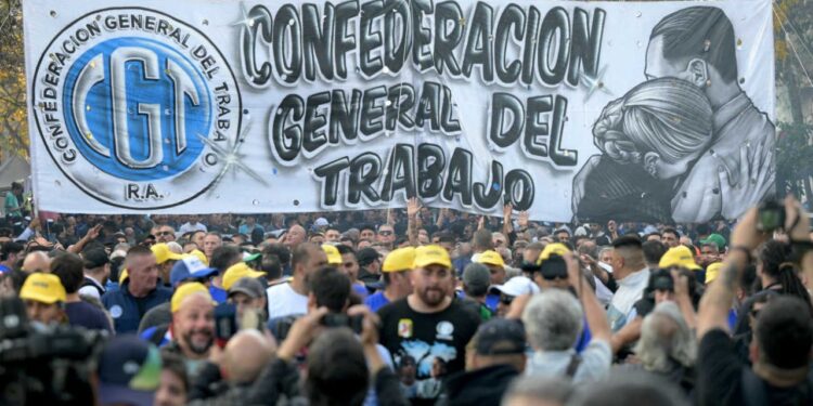 La CGT marcha contra la reforma laboral que impulsa Javier Milei