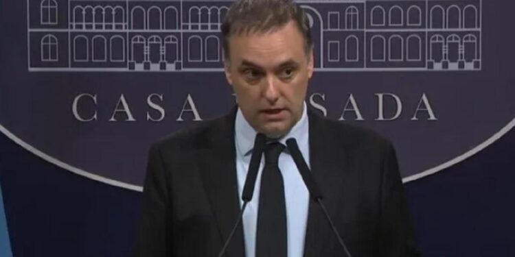 El Gobierno endureció los controles migratorios y vetó el ingreso de "cómplices" de Maduro