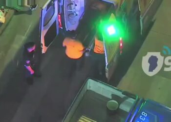 Dos motociclistas resultaron heridos tras chocar con un taxi en barrio Alberdi