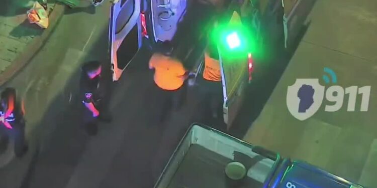 Dos motociclistas resultaron heridos tras chocar con un taxi en barrio Alberdi