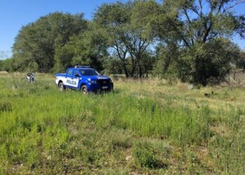 Encontraron a una mujer muerta en un camino rural y no descartan un femicidio