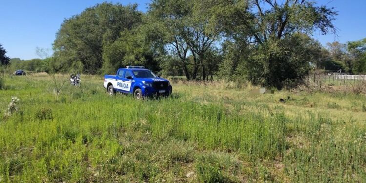 Encontraron a una mujer muerta en un camino rural y no descartan un femicidio