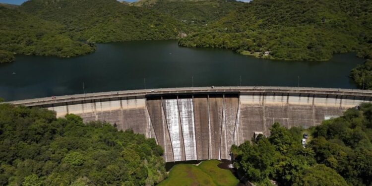 Abren una válvula del dique La Quebrada tras alcanzar la cota de vertedero