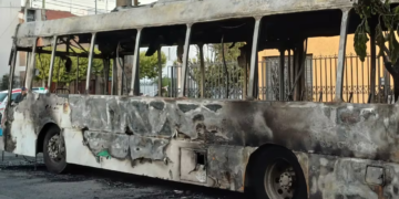 Un colectivo de la línea 50 se incendió y dejó a los vecinos sin luz