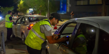 Controles nocturnos en el Parque Sarmiento: fiscalizaron 334 vehículos y decomisaron 425 botellas de alcohol