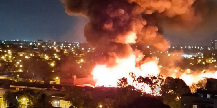 Explosión e incendio en una fábrica de San Fernando