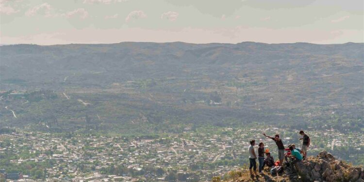Polémica: cobrarán entrada para ascender al Cerro La Banderita en La Falda