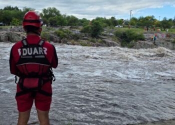 Importante crecida del río en Mina Clavero tras las lluvias