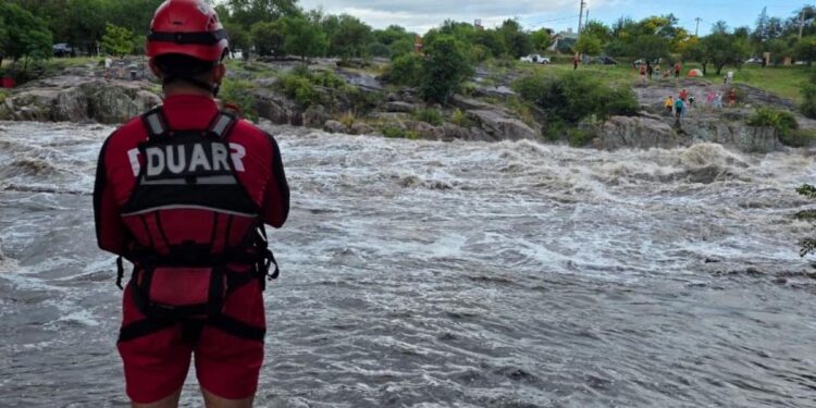 Importante crecida del río en Mina Clavero tras las lluvias