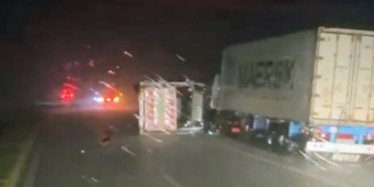 Impactante: 10 camiones volcaron por un temporal en la autopista Rosario-Córdoba