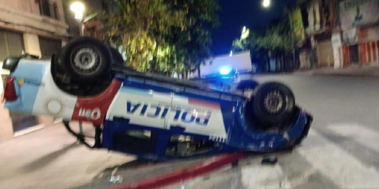Detenido tras persecución policial, choque y vuelco en el centro de Córdoba