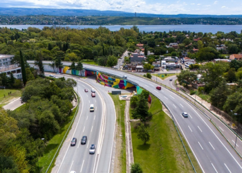 Un colorido mural decorará el puente de ingreso a Villa Carlos Paz