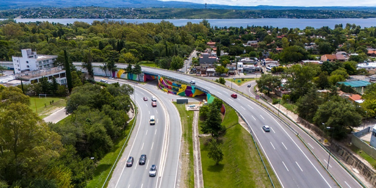 Un colorido mural decorará el puente de ingreso a Villa Carlos Paz