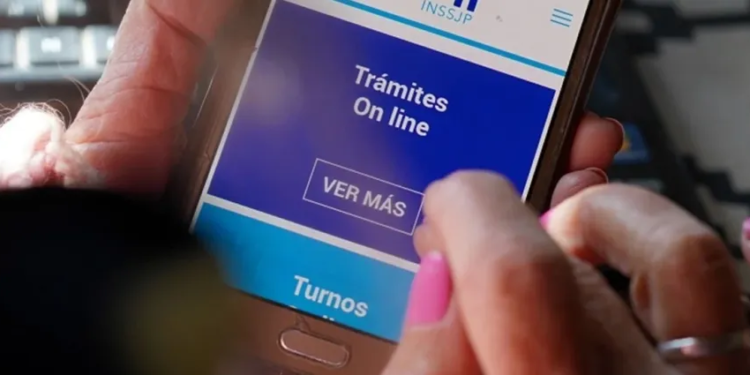 PAMI entrega gratis cinco elementos que cubren higiene, movilidad y visión