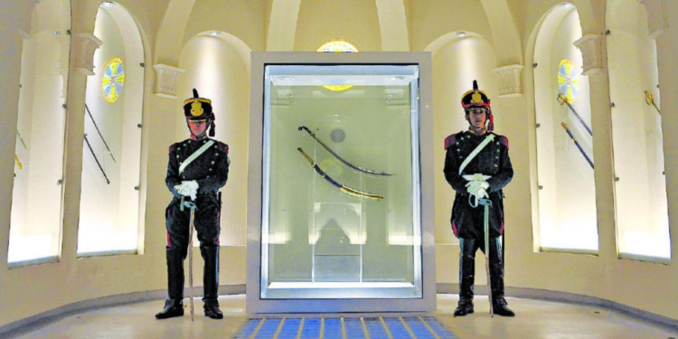 Renunció la directora del Museo Histórico Nacional por el traslado del sable corvo de San Martín