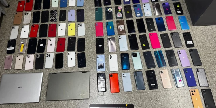 Allanamientos en Córdoba: 30 detenidos, secuestro de armas y 119 celulares incautados