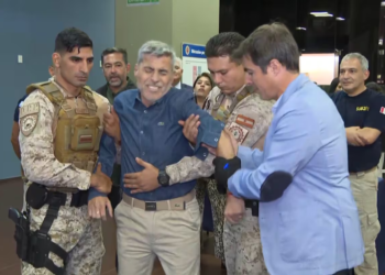 Quinteros probó el nuevo guante eléctrico de la Policía de Córdoba