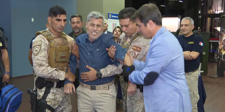 Quinteros probó el nuevo guante eléctrico de la Policía de Córdoba