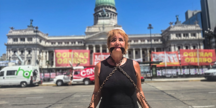 Nancy Pazos se encadenó frente al Congreso y Adorni dijo que "el nivel de delirio es astronómico"