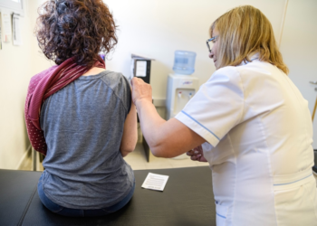 Continúa la vacunación contra el dengue en los 13 departamentos priorizados