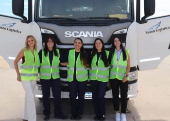 Día de la Mujer e inclusión laboral: abren academia de conductoras de camiones