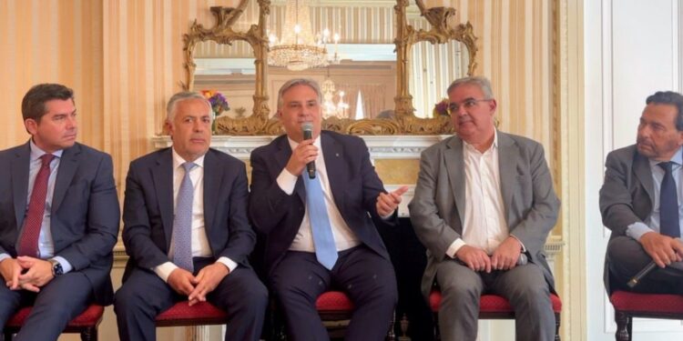 Llaryora expuso ante inversores en Nueva York y destacó el potencial de Argentina