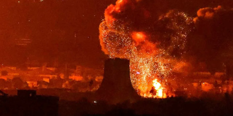 Estados Unidos e Israel bombardearon depósitos petroleros en Irán