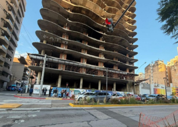 Allanaron el edificio "La Mole" luego de que se viralizara la imagen de un menor al borde del abismo