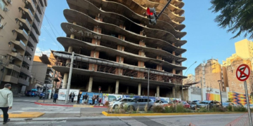 Allanaron el edificio "La Mole" luego de que se viralizara la imagen de un menor al borde del abismo